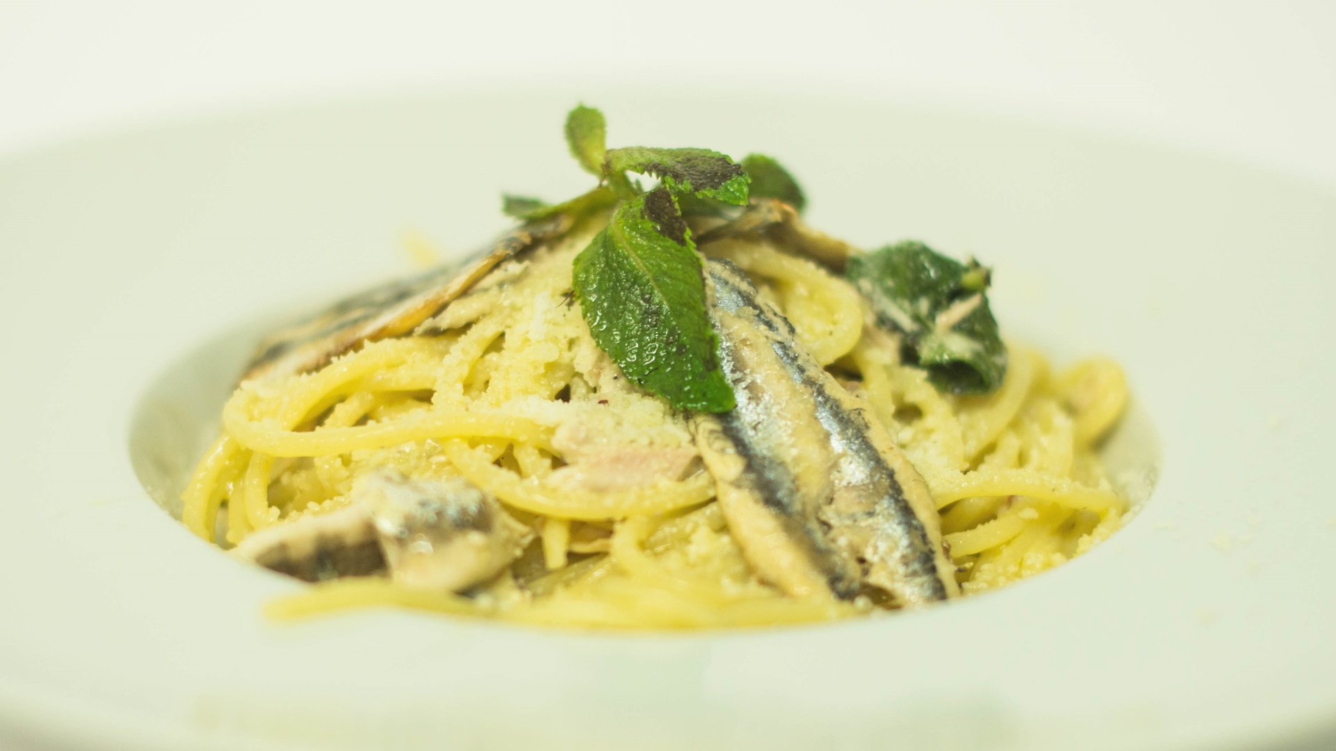 Spaghetti alle alici, pecorino e menta 