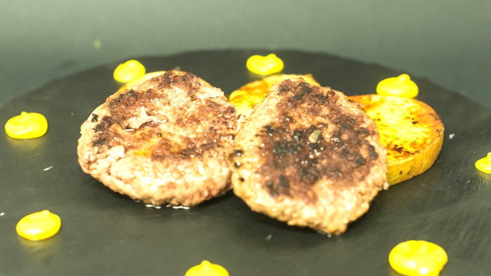 Hamburger di manzo kosher con patate grigliate 