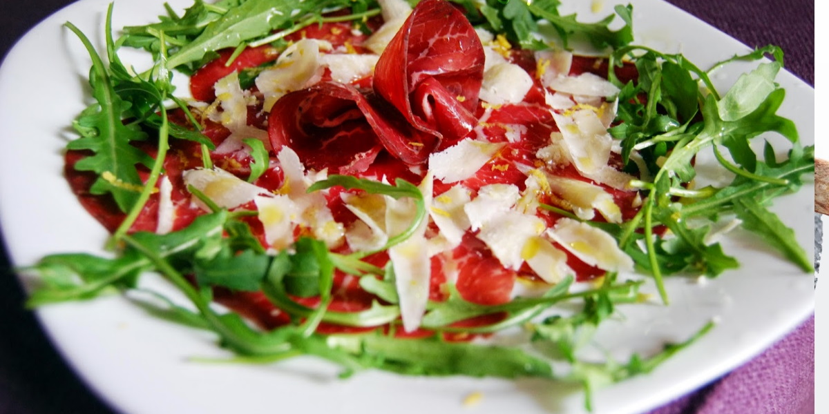 Veli di bresaola su letto di rucola e scaglie di Grana Padano 