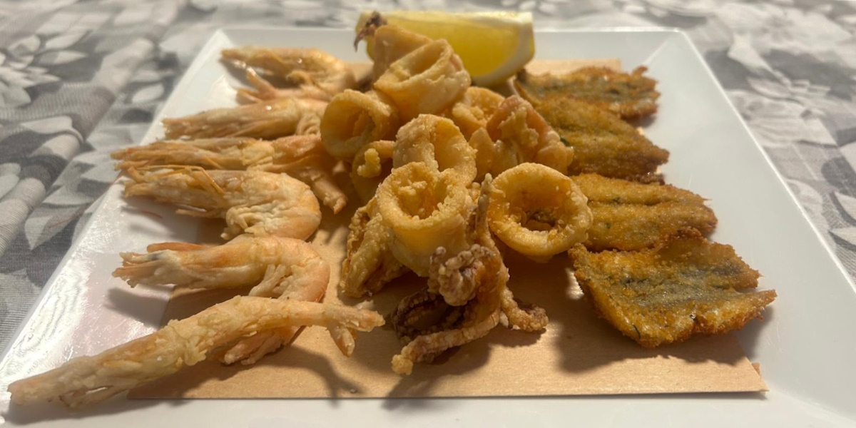 Frittura di calamari, gamberi e alici