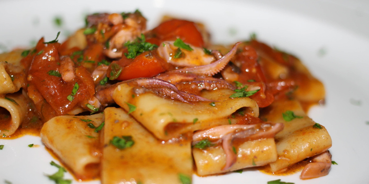 Paccheri totani e pachino con scaglie di parmigiano